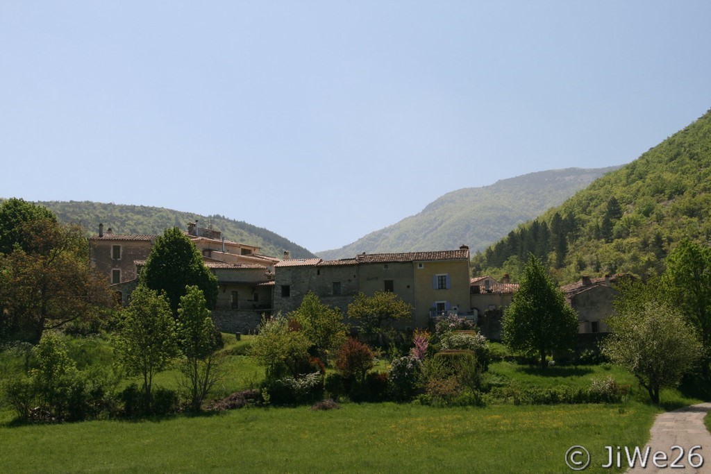 Vue partielle du village de Montjoux