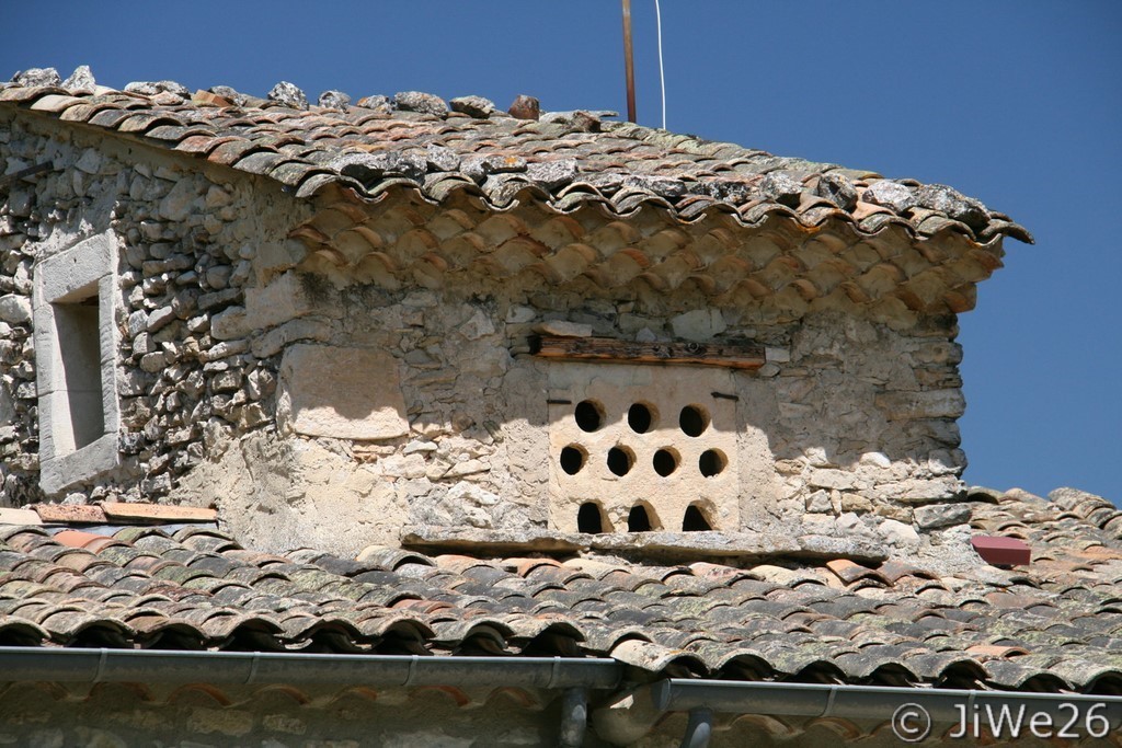 Un pigeonnier sur la façade de ce qui était la cure