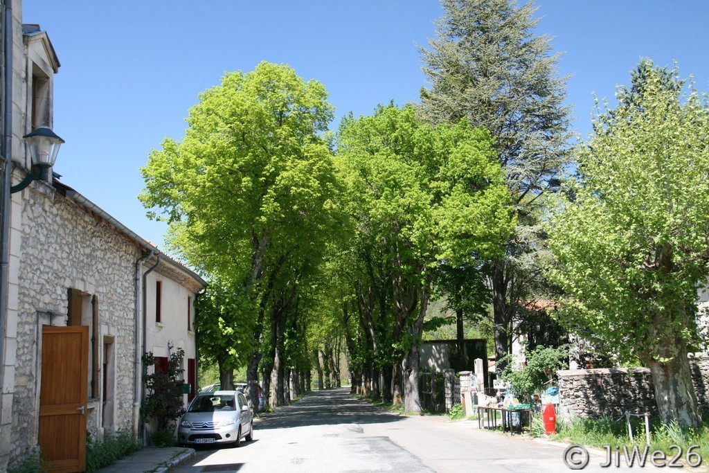 ... lorsqu'un peu plus loin le nouveau bâtiment Mairie-Salle des fêtes fut construit