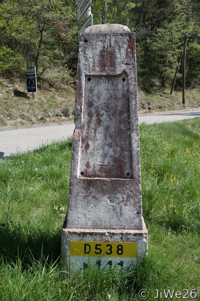 Cette ancienne borne se trouve, en venant de La Paillette, au croisement avec la route Dieulefit à D et Nyons à G