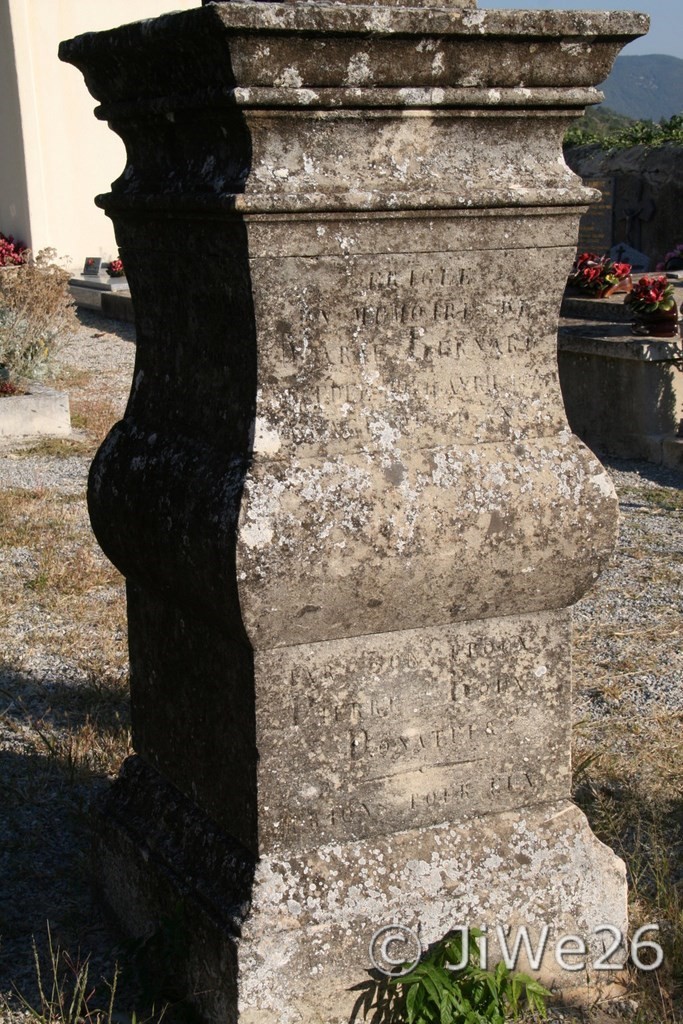 L'inscription sur le socle est difficilement lisible