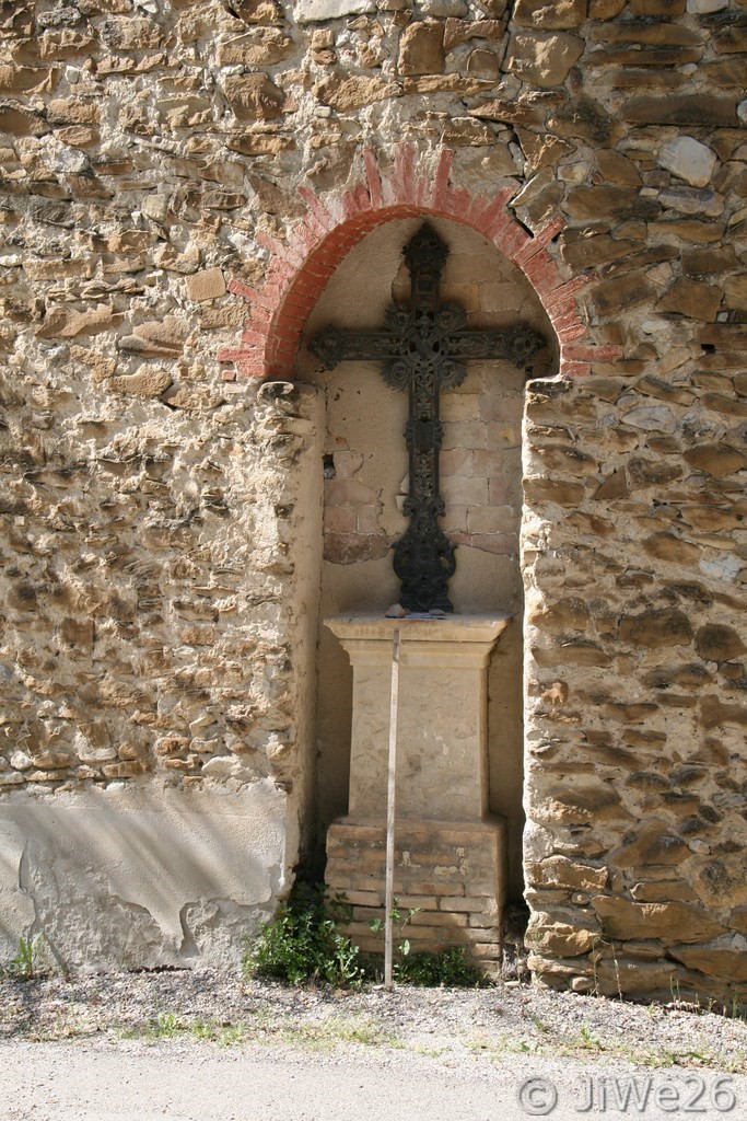 Jolie croix au carrefour