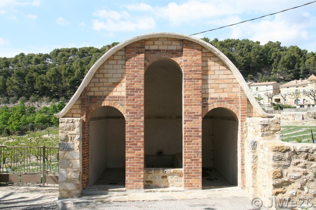 Le lavoir carrefour des rues Le Village-La Garenne-Notre Dame et La Combe