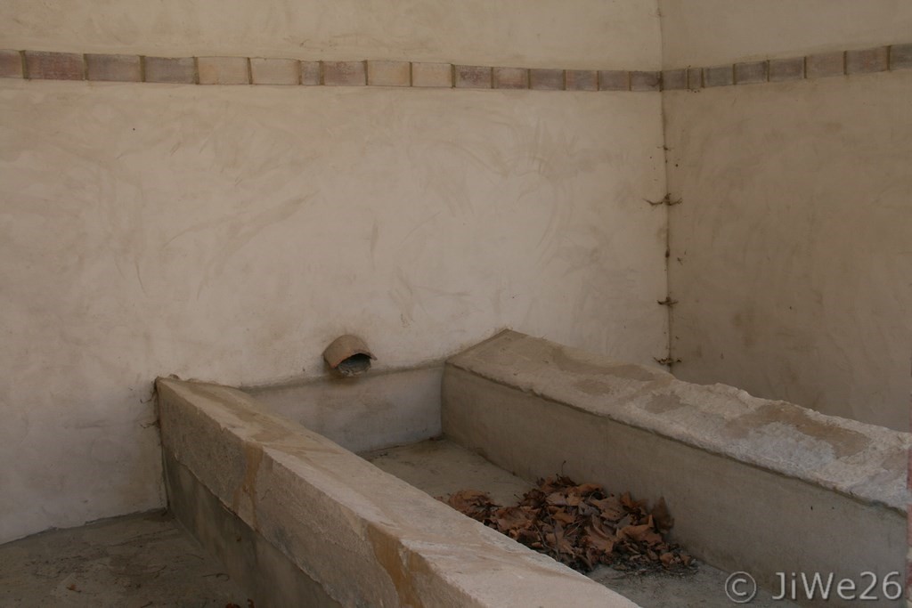 Le lavoir carrefour des rues Le Village-La Garenne-Notre Dame et La Combe