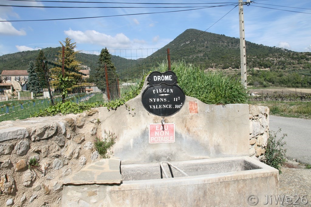 La fontaine-abreuvoir angle rues Le Village-La Garenne-Notre Dame et La Combe