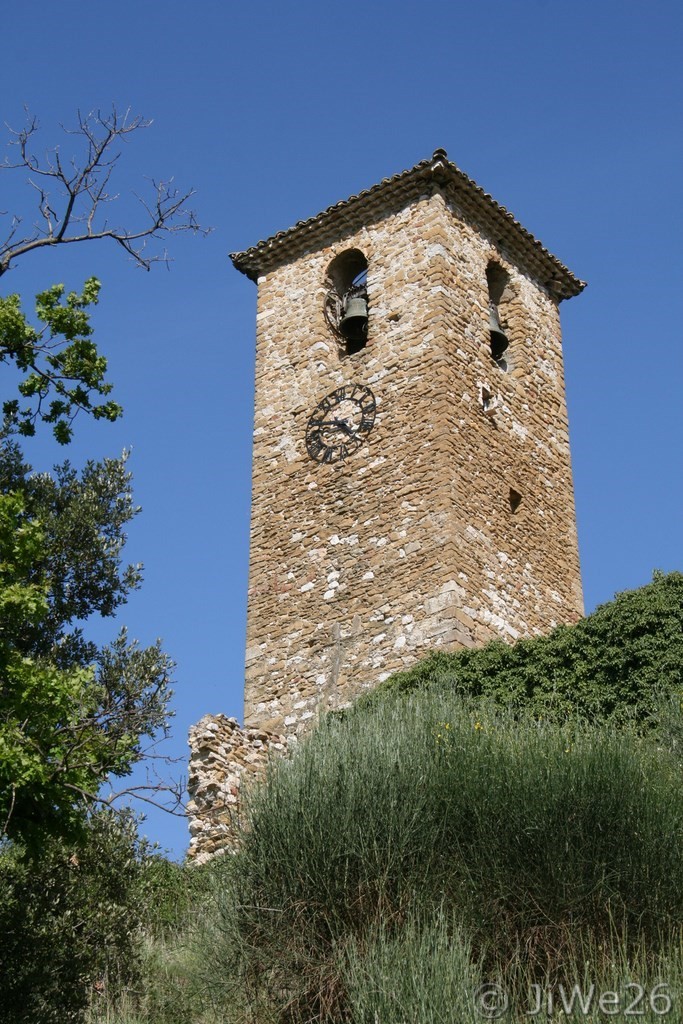 De l'église écroulée, subiste encore le clocher carré