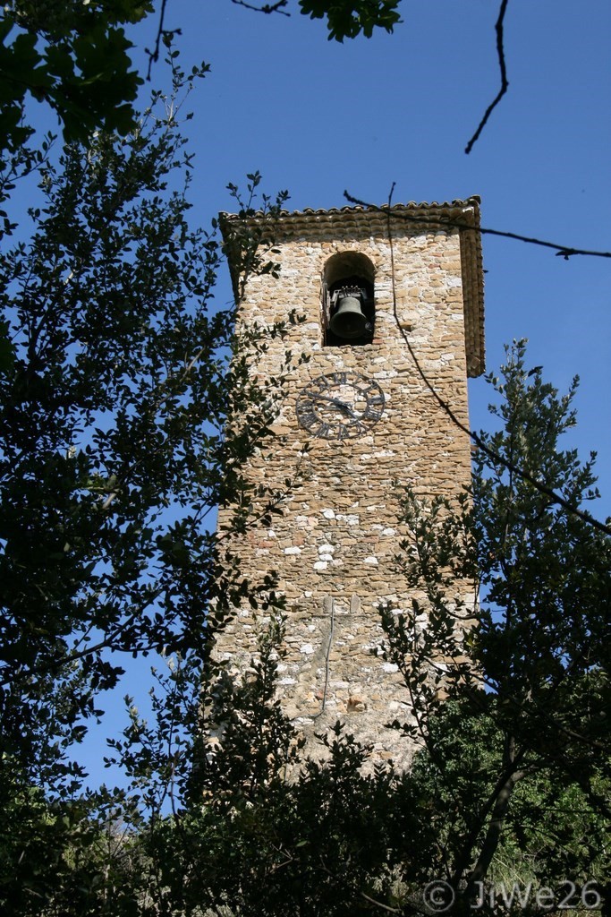 L'ancien clocher marque toujours l'heure
