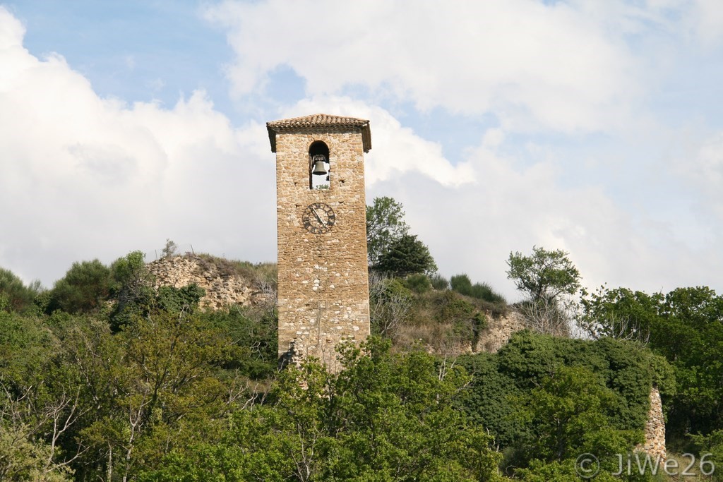 Encore une vue sur l'ancien clocher, la cloche sonne encore