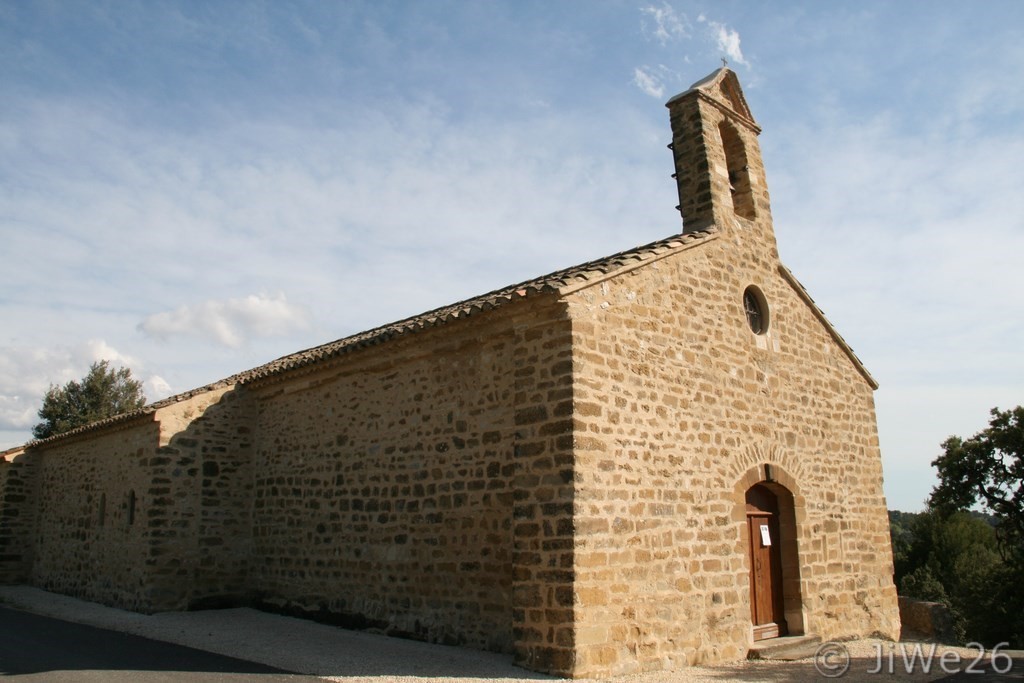 Jouxtant le cimetière, la Chapelle N-D de cadenet, d'art roman provençal