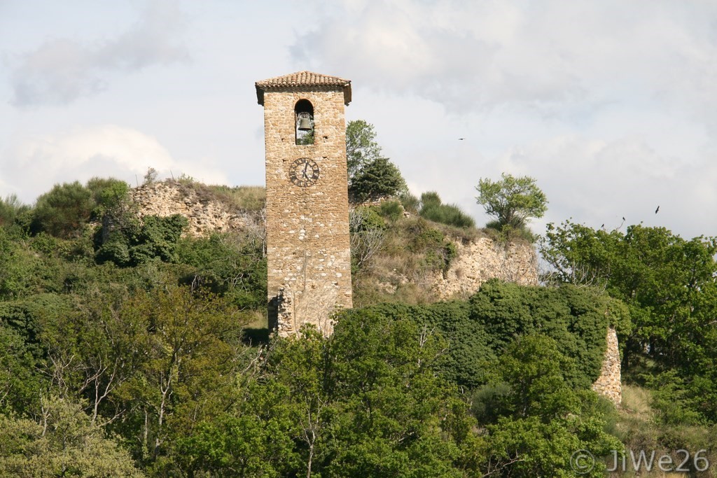 Vue sur le clocher de l'église en ruines