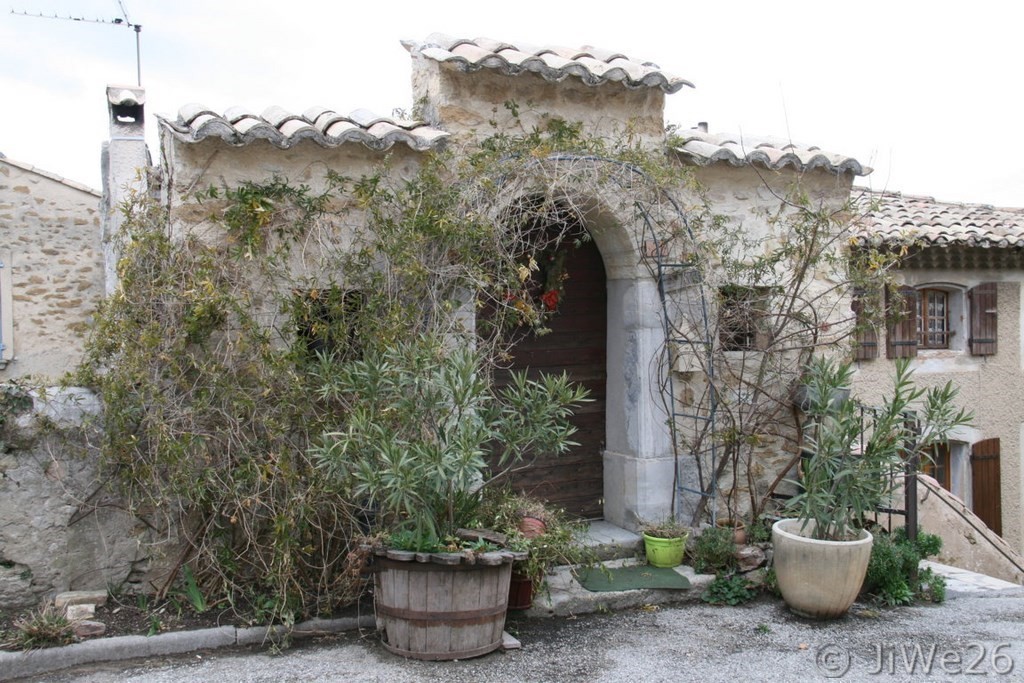 Place de l'église, belle devanture fleurie