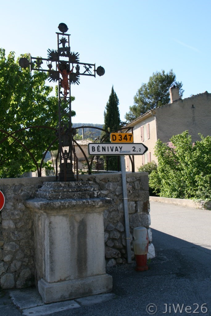 Croix sur l'unique carrefour du village