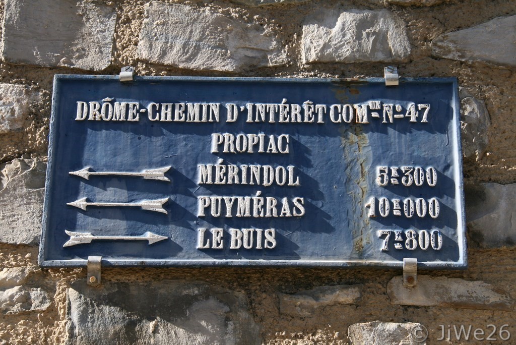 Vieille plaque directionnelle en fonte