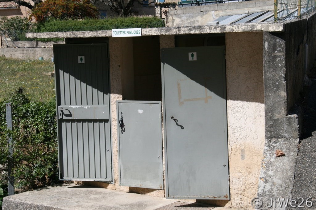 Puis, juste après les toilettes publiques,