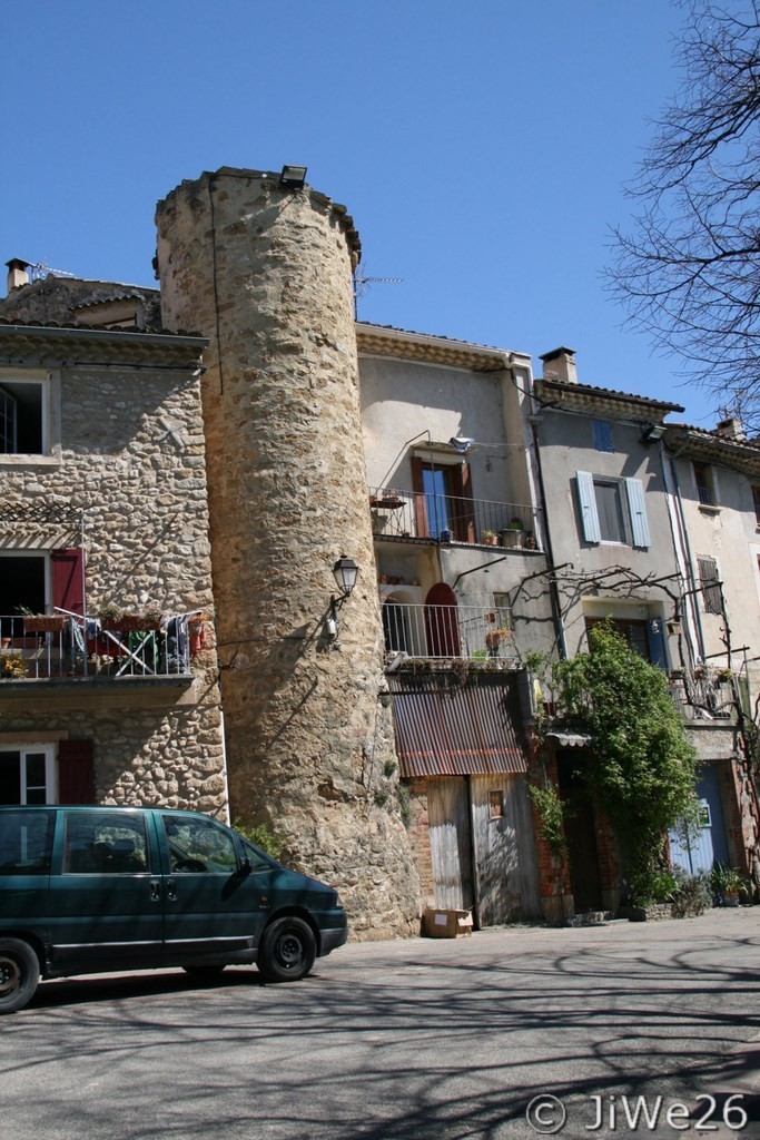 Nous passons devant la tour circulaire