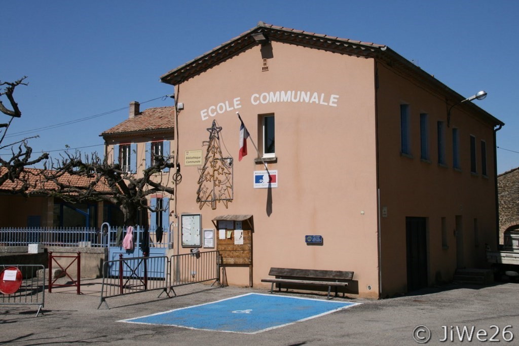 Nous découvrons l'école communale