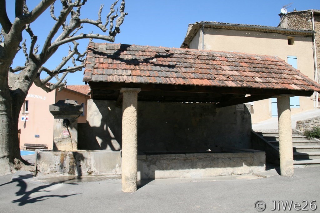 Nous voici maintenant place du Jeu de Paume, devant le lavoir