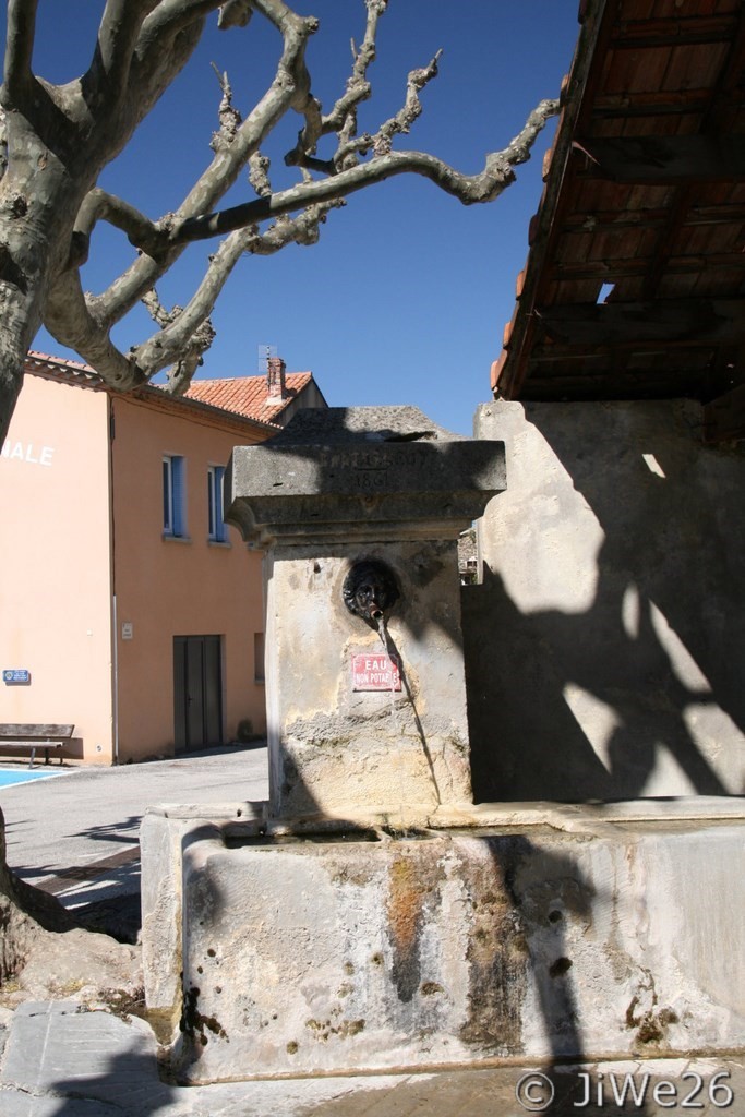 La fontaine juxtaposée au lavoir