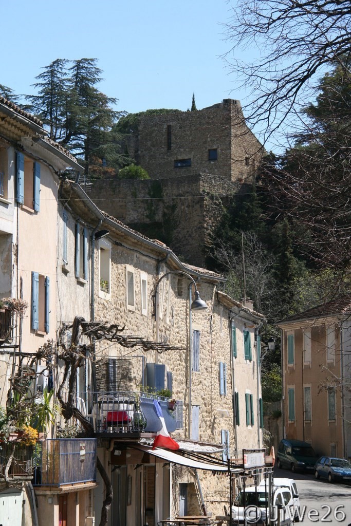 En repassant devant le café, coup d'oeil au château en restauration