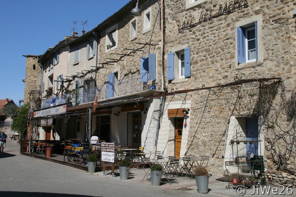 En face du Café des Barrys, en prenant à gauche, 