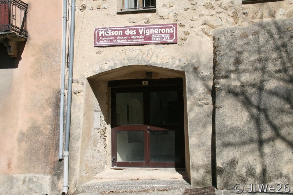Passé le café, en montant, voici la Maison des Vignerons