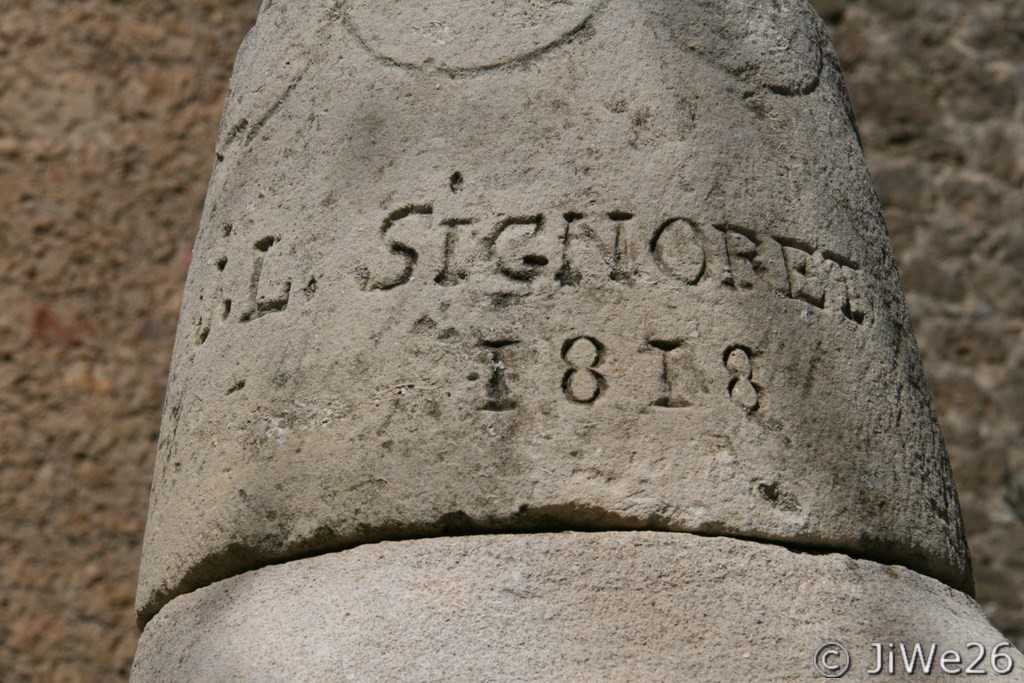 Détail de la signature (J.L. Signoret 1818) sur le sommet de la fontaine
