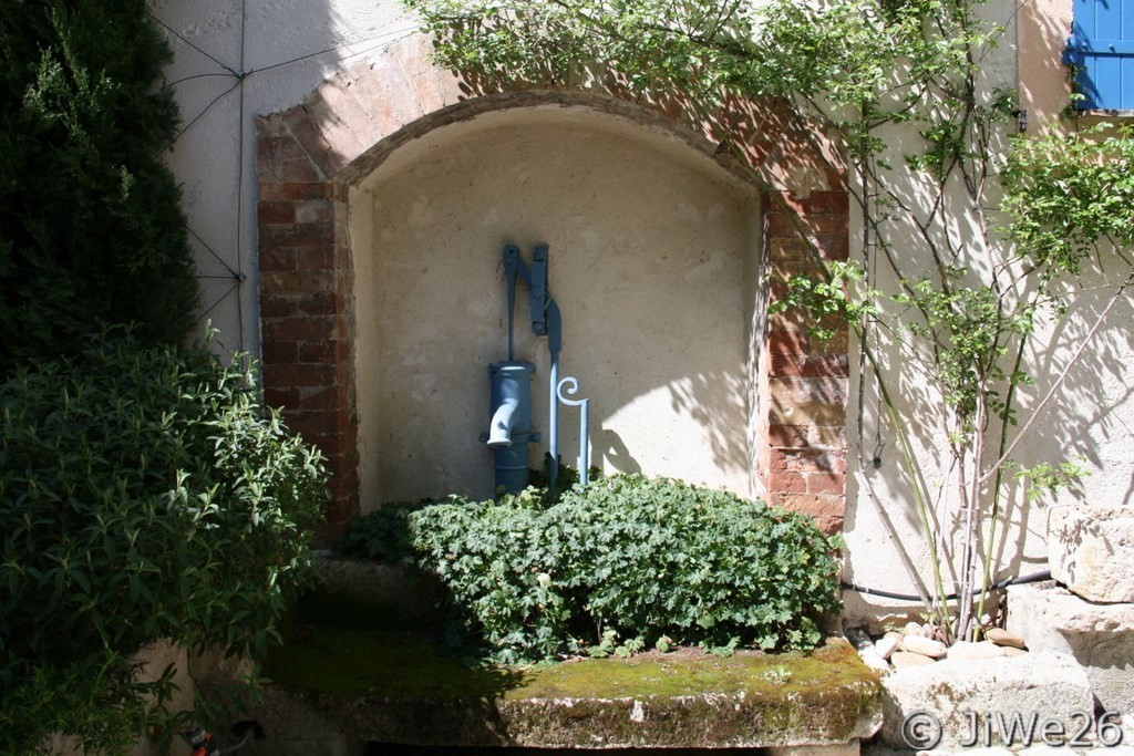 Place de la Pompe, ... une pompe en fonte