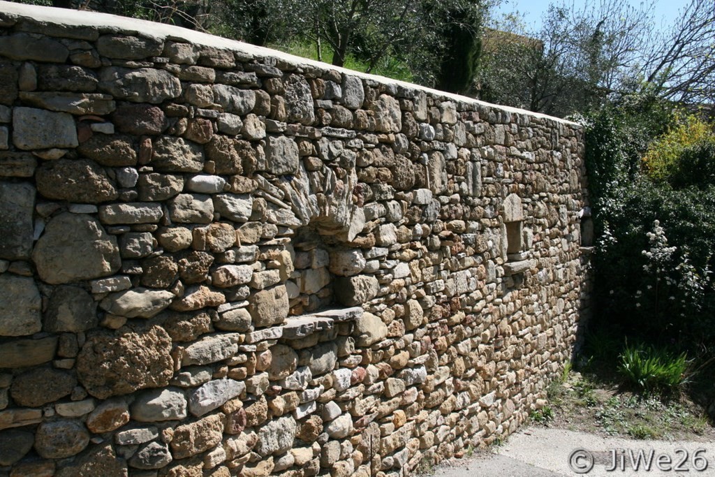 Très joli mur en montant la rue de Lassalle