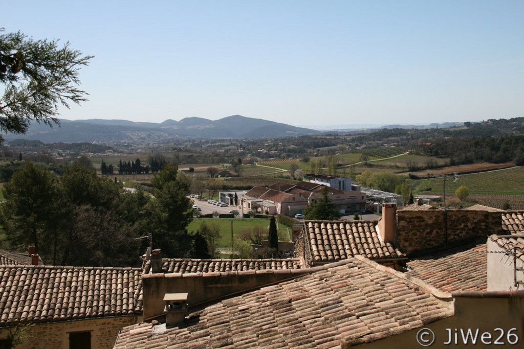 La Cave La Comtadine vue par dessus les toits du village