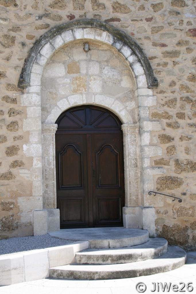 Parvis de l'église qui est malheureusement fermée elle aussi