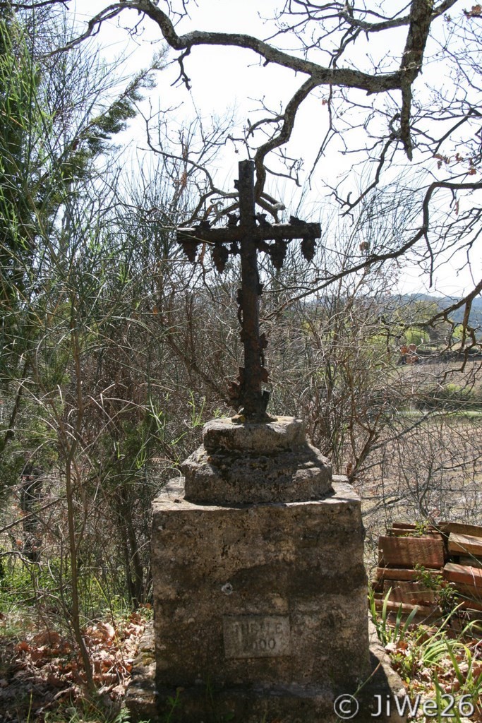 Croix juste à côté de la chapelle