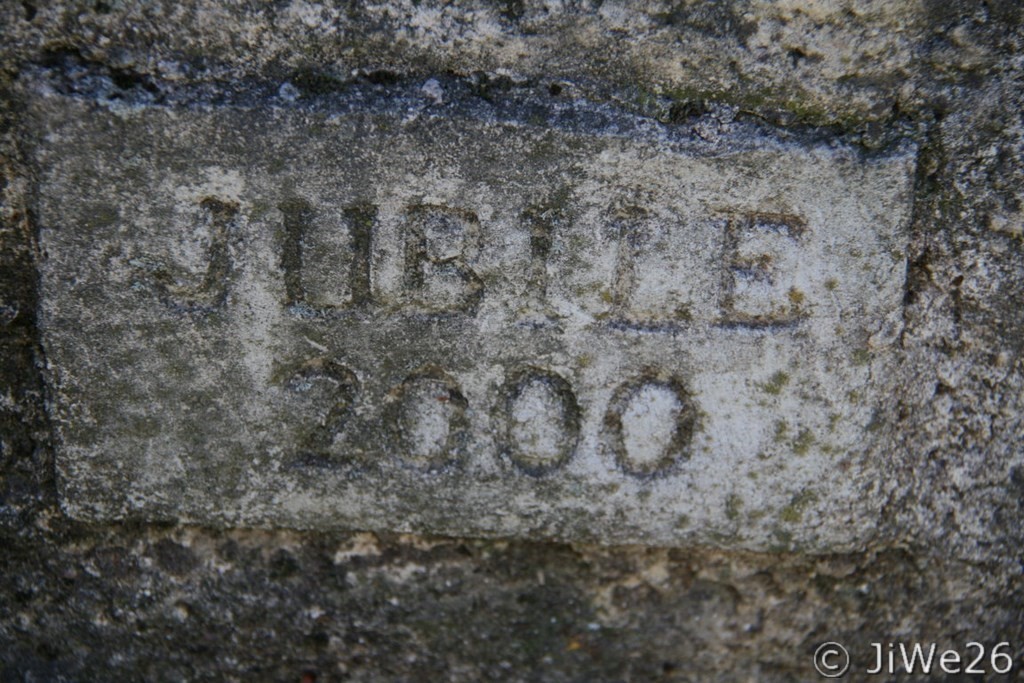 Détail de l'inscription sur le socle de la croix