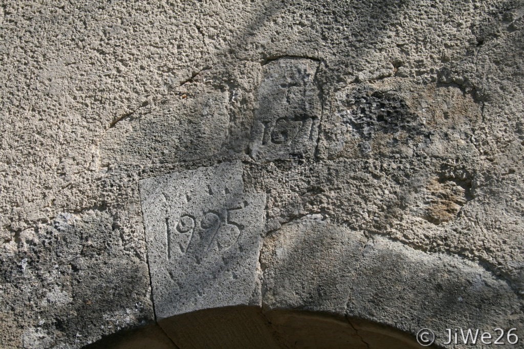 Différentes dates au-dessus de la porte de la chapelle