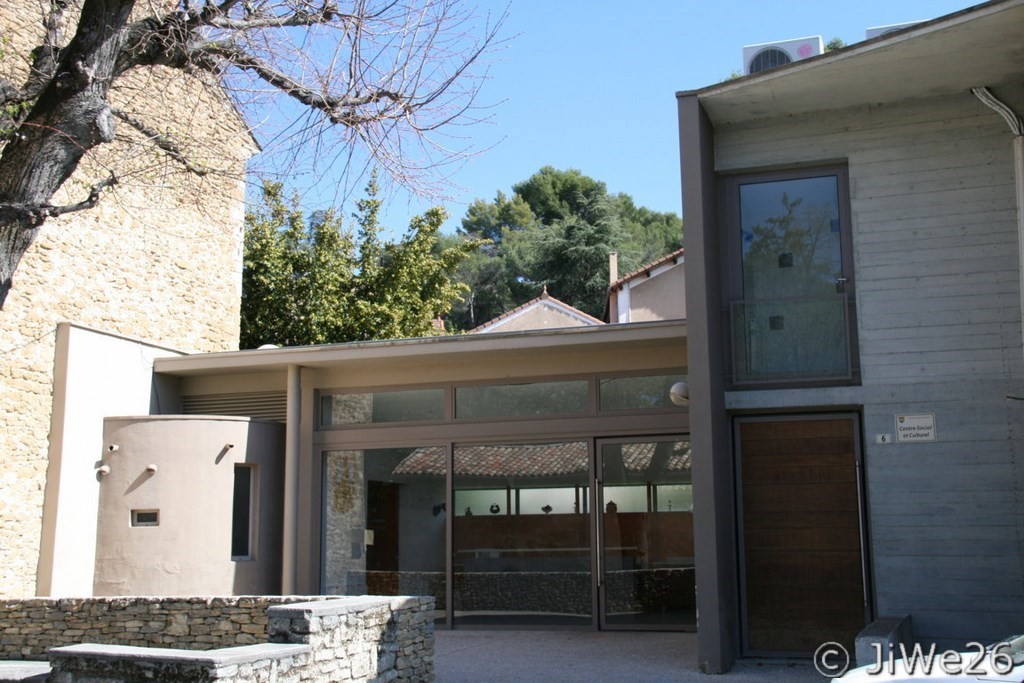 A l'entrée à droite après la boulangerie, voici le Centre Social et Culturel