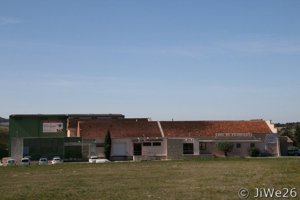 Pour atteindre le cimetière, nous revenons au rond-point devant la Comtadine