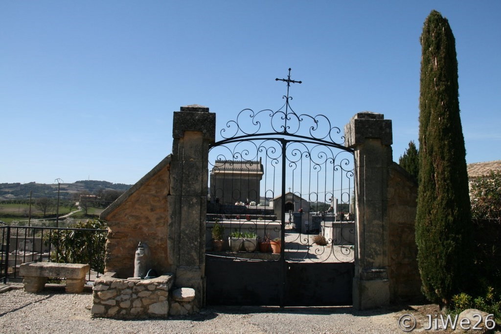 Et nous arrivons au cimetière de Puyméras
