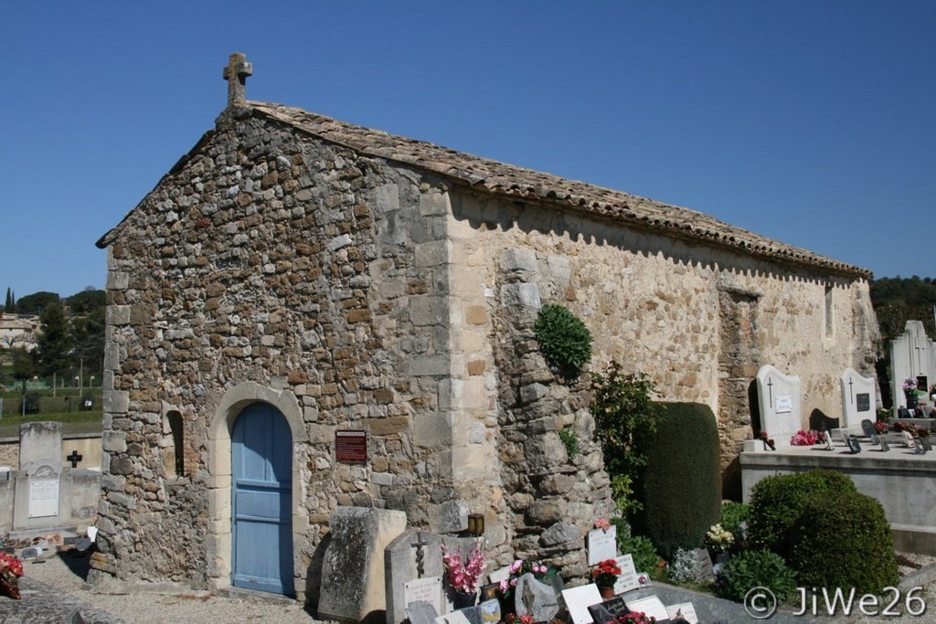 Dans ce cimetière, au milieu des tombes, la 2e chapelle, la Chapelle St Apollinaire
