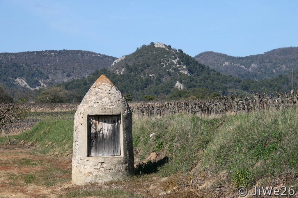 Et aussi cette drôle de construction datée de 1863, serait-ce un puits des vignes ?