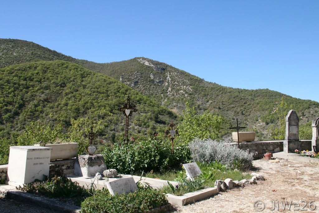Dans le cimetière