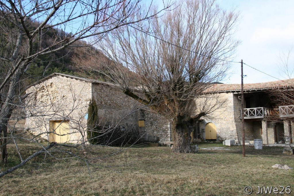Vieille ferme sur fond de ciel bleu