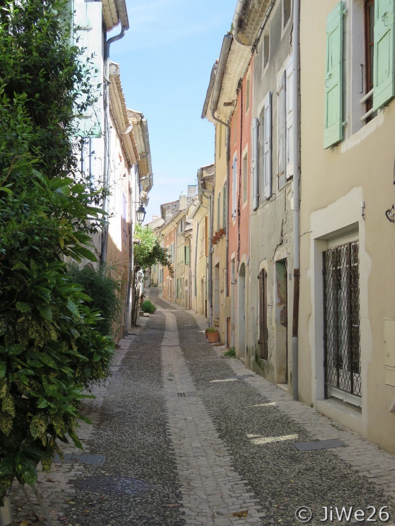 Elle est très longue cette jolie rue du Faubourg