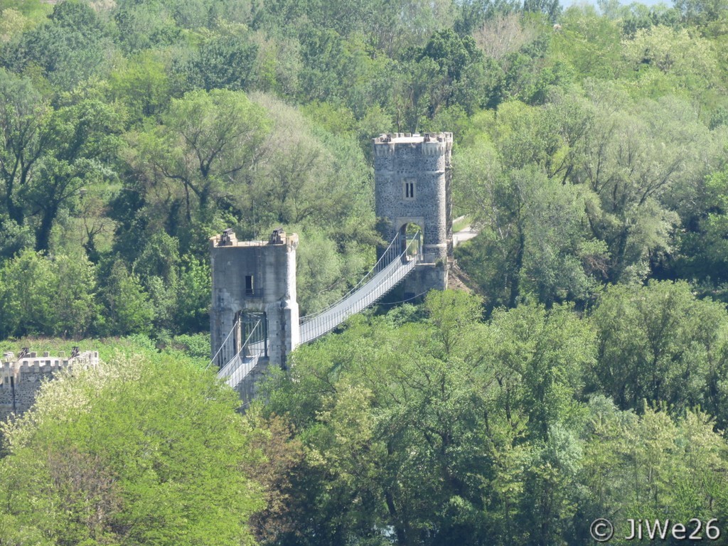 Du haut du château on aperçoit la passerelle où nous irons plus tard