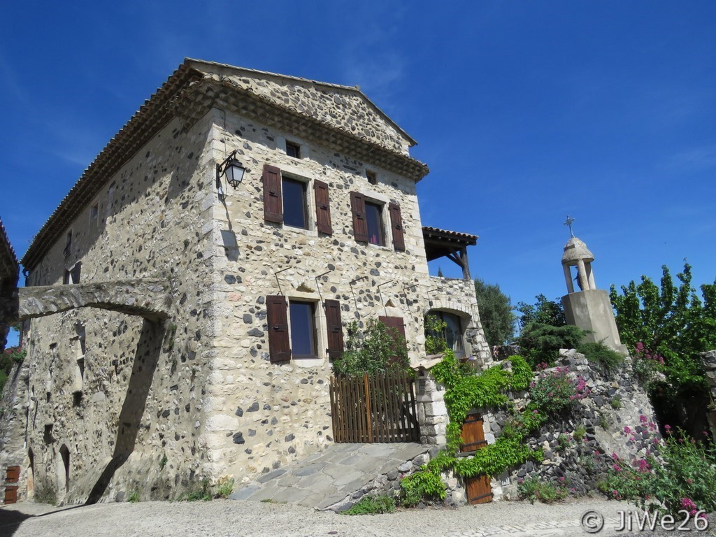 Autre maison rénovée avec l'oratoire de Sainte Marthe patronne de Rochemaure