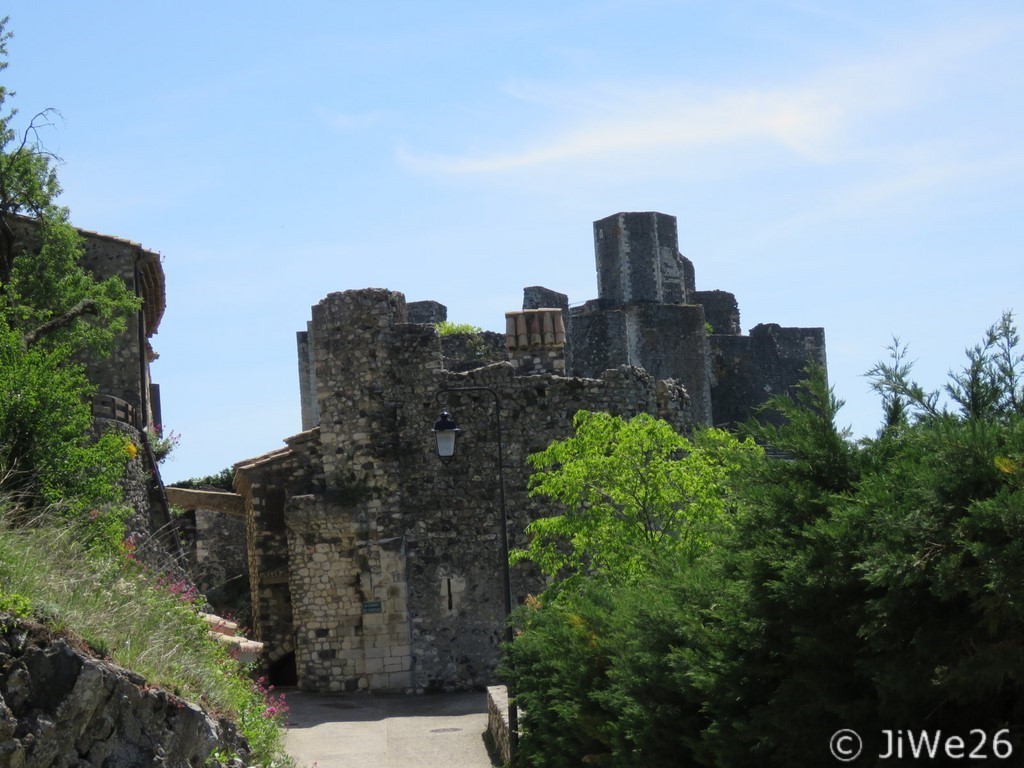 Château construit entre les 11ème et 12ème siècles par la famille des Adhémar