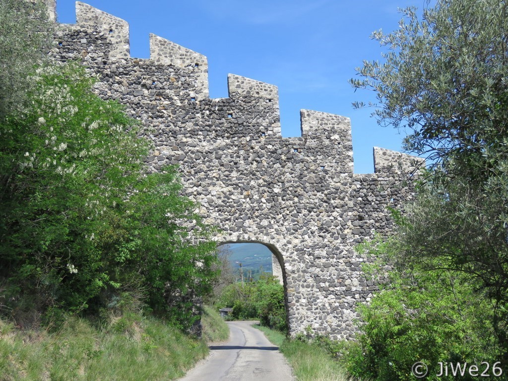 Une des nombreuses portes de la ville ​sur le chemin du retour