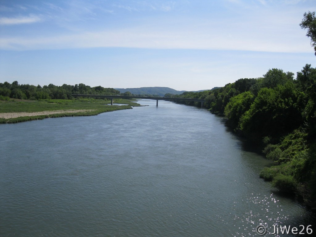 La passerelle enjambe le vieux Rhône