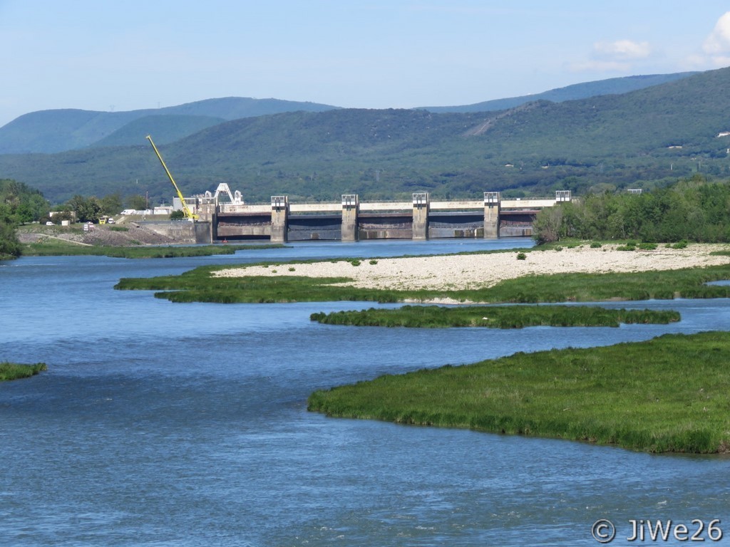 Vue sur le barrage de retenue depuis la passerelle