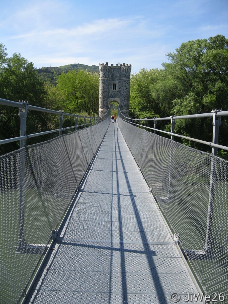 C'est un pont suspendu  de type Marc Seguin du XIXème siècle
