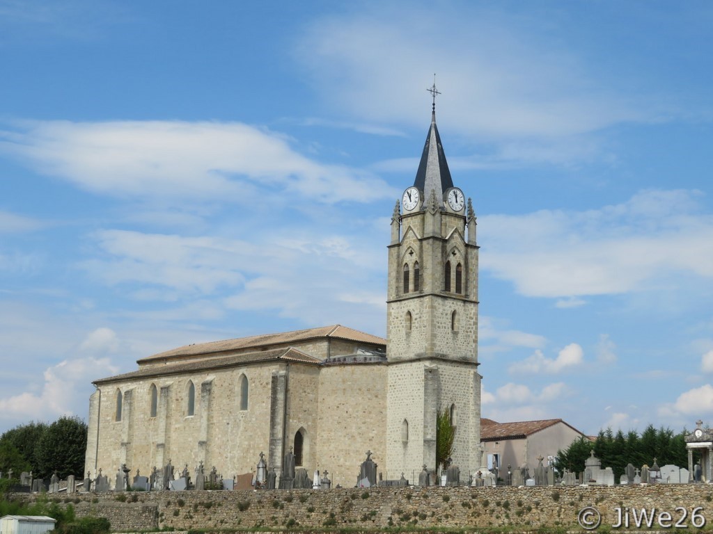 Clocher en forme de tour carrée terminé par une croix en fer