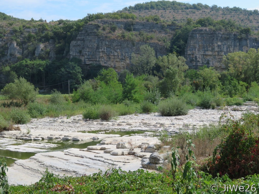 Au loin, on remarque  de belles falaises